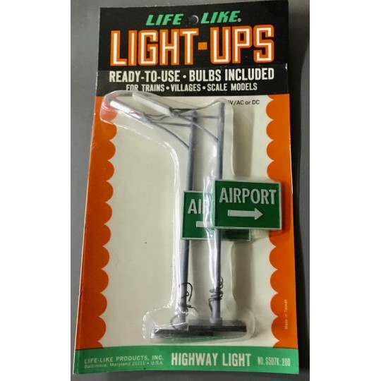 LIFE LIKE LIGHT-UPS HIGHWAY LIGHTS WITH AIRPORT SIGNS S507K
