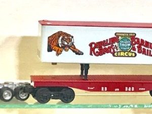 K-LINE K-665603TT RINGLING BROTHERS AND BARNUM AND BAILEY CIRCUS TRACTOR TRAILER TRUCK WITH FLAT CAR