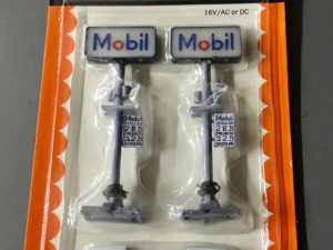 LIFE LIKE LIGHT-UPS MOBIL GAS STATION SIGNS S202K