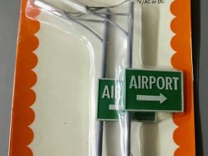 LIFE LIKE LIGHT-UPS HIGHWAY LIGHTS WITH AIRPORT SIGNS S507K