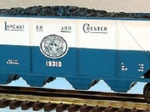 LIONEL 19310 LANCASTER AND CHESTER QUAD HOPPER WITH COAL