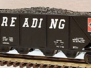 LIONEL 19312 READING QUAD HOPPER WITH COAL