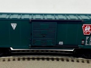 LIONEL 29297 PENNSYLVANIA RAILROAD NO DAMAGE BOXCAR WITH DIE CAST FRAME