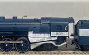 LIONEL 18024 SEARS TEXAS AND PACIFIC L-3 4-8-2 STEAM LOCOMOTIVE AND TENDER WITH DISPLAY CASE