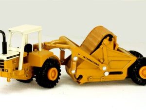ERTL E-1855 MIGHTY MOVERS IH SCRAPER 412B