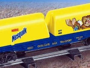 AMERICAN FLYER 48537 NESTLE NESQUIK FLATCAR WITH MILK CONTAINERS